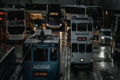 蓝白相间的电车在夜间道路
